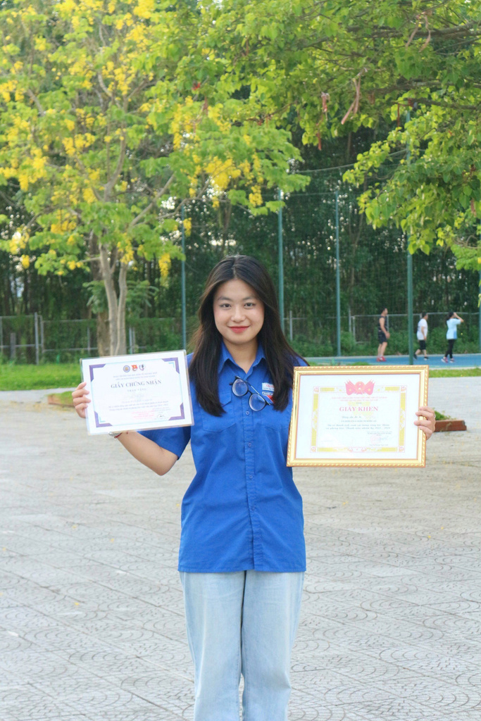 Thanh Binh - Marketing professional holding certificates